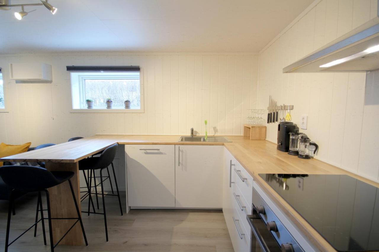 Spacious Two Bedroom Basement Apartment Flam Exterior photo